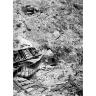 Viaduc de Baïca. Viaduc à arches de 10 mètres. La pile intermédiaire nord a été détruite par explosifs au passage du train, le 22 juin 1953. [légende d'origine]