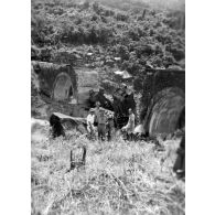 Viaduc de Baïca. Viaduc à arches de 10 mètres. La pile intermédiaire nord a été détruite par explosifs au passage du train, le 22 juin 1953. [légende d'origine]
