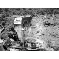 Viaduc de Baïca. Viaduc à arches de 10 mètres. La pile intermédiaire nord a été détruite par explosifs au passage du train, le 22 juin 1953. [légende d'origine]