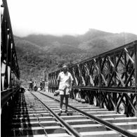 Viaduc de Baïca. Viaduc à arches de 10 mètres. La pile intermédiaire nord a été détruite par explosifs au passage du train, le 22 juin 1953. [légende d'origine]