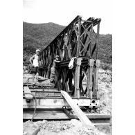 Viaduc de Baïca. Viaduc à arches de 10 mètres. La pile intermédiaire nord a été détruite par explosifs au passage du train, le 22 juin 1953. [légende d'origine]