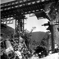 Viaduc de Baïca. Viaduc à arches de 10 mètres. La pile intermédiaire nord a été détruite par explosifs au passage du train, le 22 juin 1953. [légende d'origine]