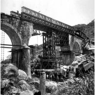 Viaduc de Baïca. Viaduc à arches de 10 mètres. La pile intermédiaire nord a été détruite par explosifs au passage du train, le 22 juin 1953. [légende d'origine]