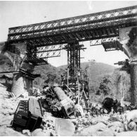Viaduc de Baïca. Viaduc à arches de 10 mètres. La pile intermédiaire nord a été détruite par explosifs au passage du train, le 22 juin 1953. [légende d'origine]