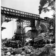 Viaduc de Baïca. Viaduc à arches de 10 mètres. La pile intermédiaire nord a été détruite par explosifs au passage du train, le 22 juin 1953. [légende d'origine]