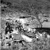 Viaduc de Baïca. Viaduc à arches de 10 mètres. La pile intermédiaire nord a été détruite par explosifs au passage du train, le 22 juin 1953. [légende d'origine]