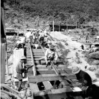 Viaduc de Baïca. Viaduc à arches de 10 mètres. La pile intermédiaire nord a été détruite par explosifs au passage du train, le 22 juin 1953. [légende d'origine]