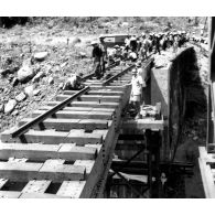 Viaduc de Baïca. Viaduc à arches de 10 mètres. La pile intermédiaire nord a été détruite par explosifs au passage du train, le 22 juin 1953. [légende d'origine]