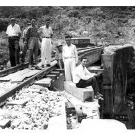Viaduc de Baïca. Viaduc à arches de 10 mètres. La pile intermédiaire nord a été détruite par explosifs au passage du train, le 22 juin 1953. [légende d'origine]