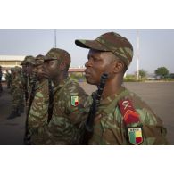 Des soldats béninois sont rassemblés en piquet d'honneur pour une cérémonie à Bamako, au Mali.