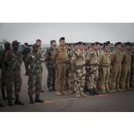 Les colonels Eric Bometon, Dominique Cambournac et Jean-Pierre Fagué se tiennent aux côtés des officiers du poste de commandement interarmées de théâtre (PCIAT) à Bamako, au Mali.