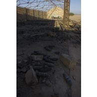 Obus non explosés et épave de véhicule BRDM-2 dans les ruines de l'aéroport de Tessalit, au Mali.