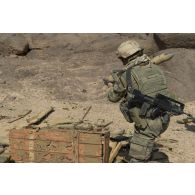 Un sapeur du 6e régiment du génie (6e RG) saisit un obus découvert dans une cache de munitions dans la région de Tessalit, au Mali.