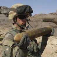 Un sapeur du 6e régiment du génie (6e RG) saisit un obus découvert dans une cache de munitions dans la région de Tessalit, au Mali.