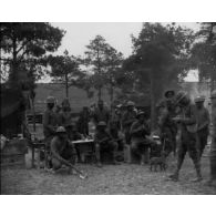 [Soldats noirs américains du 369e RIUS / ALVF en action / Les conséquences des bombardements sur Châlons-sur-Marne.]