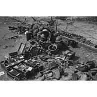 A Dieppe, du matériel récupéré sur la plage peu après la tentative de débarquement anglo-canadienne (raid sur Dieppe ou opération Jubilee).
