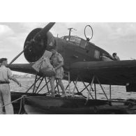 Le pilote d'un avion Junkers W 34 apporte le courrier des membres de l'unité de sauvetage en mer (Seenotstaffel).