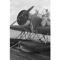 Le pilote d'un avion Junkers W 34 apporte le courrier des membres de l'unité de sauvetage en mer (Seenotstaffel).