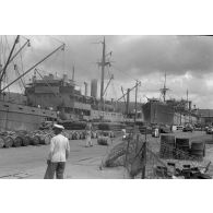 Du carburant est déchargé d'un cargo italien amarré dans un port de la baie de la Sude (Souda Bay).