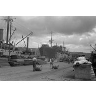 Du carburant est déchargé d'un cargo italien amarré dans un port de la baie de la Sude (Souda Bay).
