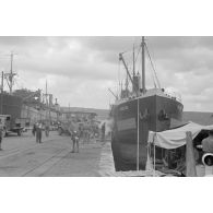 Dans la baie de la Sude (Souda Bay), le déchargement de carburant depuis les cales du cargo espagnole "Vicente".