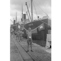 Dans la baie de la Sude (Souda Bay), le déchargement de carburant depuis les cales du cargo espagnole "Vicente".