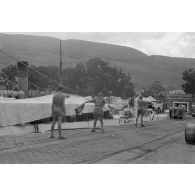 Dans la baie de la Sude (Souda Bay), le déchargement de carburant depuis les cales du cargo espagnole "Vicente".