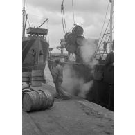 Du carburant est déchargé d'un cargo italien amarré dans un port de la baie de la Sude (Souda Bay).