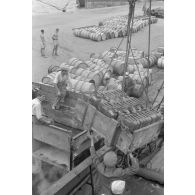Du carburant est déchargé d'un cargo italien amarré dans un port de la baie de la Sude (Souda Bay).