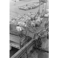 Du carburant est déchargé d'un cargo italien amarré dans un port de la baie de la Sude (Souda Bay).