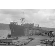 Du carburant est déchargé d'un cargo italien amarré dans un port de la baie de la Sude (Souda Bay).