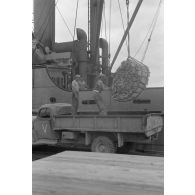 Du carburant est déchargé d'un cargo italien amarré dans un port de la baie de la Sude (Souda Bay).