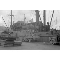 Du carburant est déchargé d'un cargo italien amarré dans un port de la baie de la Sude (Souda Bay).