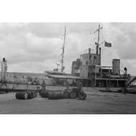 Du carburant est déchargé d'un cargo italien amarré dans un port de la baie de la Sude (Souda Bay).