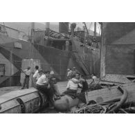 Sur le quai du port de Suda Bay, la carcasse d'un hydravion Arado Ar-196, attend son transfert.