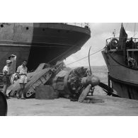 Sur le quai du port de Suda Bay, la carcasse d'un hydravion Arado Ar-196, attend son transfert.