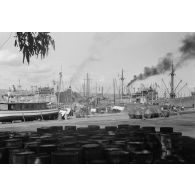 Ravitaillement en carburant dans un port de la baie de la Sude (Suda Bay).