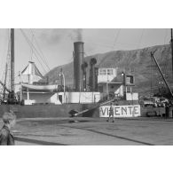 Dans la baie de la Sude (Souda Bay), le déchargement de carburant depuis les cales du cargo espagnole "Vicente".