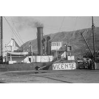 Dans la baie de la Sude (Souda Bay), le déchargement de carburant depuis les cales du cargo espagnole "Vicente".
