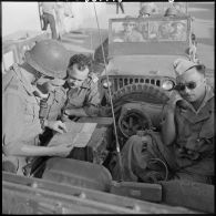 Région de Bougie. Briefing de la 8e compagnie du 57e régiment d'infanterie (RI).