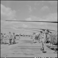 Le général de Gaulle sur la base aérienne de Tiaret.