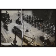 Dans le cadre de l'élection du président du gouvernement provisoire de la République Cochinchinoise, un convoi est en déplacement. [description provisoire]