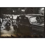 Dans le cadre de l'élection du président du gouvernement provisoire de la République Cochinchinoise, un convoi se déplace. [description provisoire]