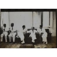 Dans le cadre de l'élection du président du gouvernement provisoire de la République Cochinchinoise, de nombreuses hautes personnalités discutent ensemble. [description provisoire]