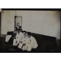 Dans le cadre de l'élection du président du gouvernement provisoire de la République Cochinchinoise, de hautes personnalités discutent ensemble. [description provisoire]