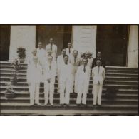 Des membres du Conseil consultatif de Cochinchine posent sur un perron. [description provisoire]