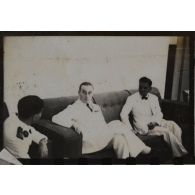 Dans le cadre de l'élection du président du gouvernement provisoire de la République Cochinchinoise, trois personnes discutent ensemble. [description provisoire]