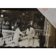 Dans le cadre de l'élection du président du gouvernement provisoire de la République Cochinchinoise, deux hommes se serrent la main. [description provisoire]