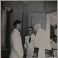 M. Béziat et M. Jacquemart en compagnie du nouveau président du gouvernement provisoire de la République Cochinchinoise. [description provisoire]