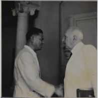 Après son élection, le président Le Van Hoach, souriant, va rejoindre ses amis. [description provisoire]